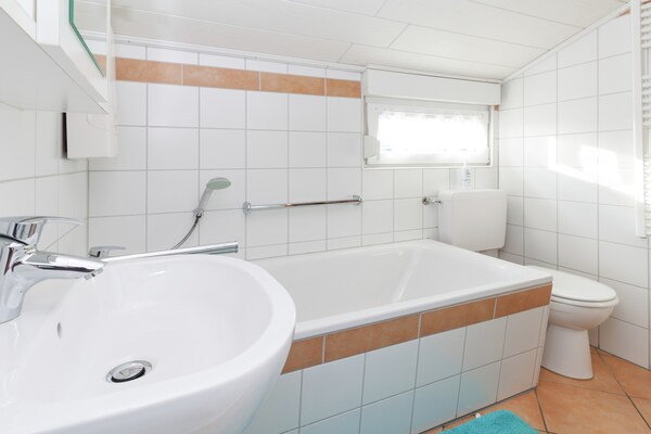 Foto van Rustige bungalow aan de Hennesee met terras - Vakantiehuis in Meschede-Hennesee - BathRoom