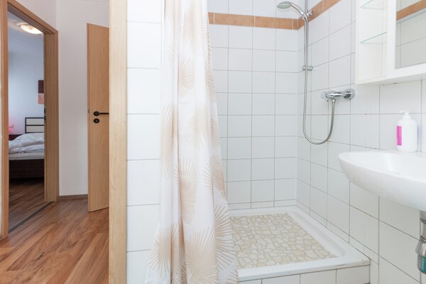 Foto van Rustige bungalow aan de Hennesee met terras - Vakantiehuis in Meschede-Hennesee - BathRoom