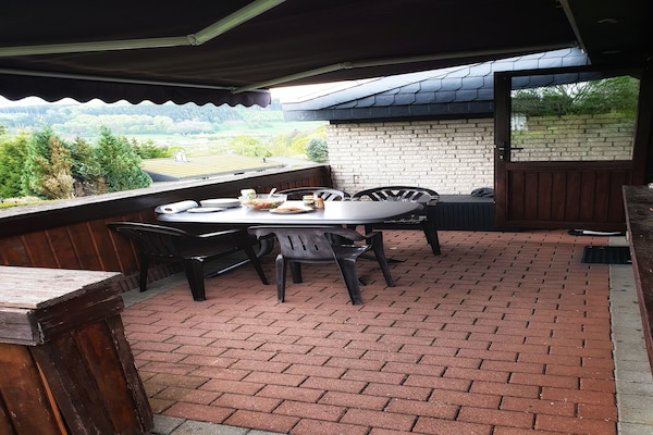 Foto van Rustige bungalow aan de Hennesee met terras - Vakantiehuis in Meschede-Hennesee - TerraceBalcony