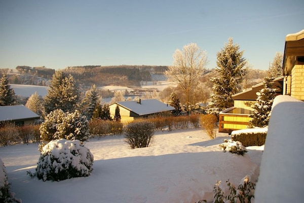 Foto van Rustige bungalow aan de Hennesee met terras - Vakantiehuis in Meschede-Hennesee - ViewWinter