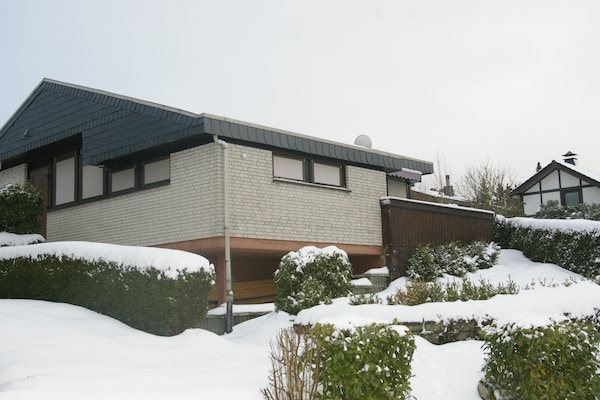 Foto van Rustige bungalow aan de Hennesee met terras - Vakantiehuis in Meschede-Hennesee - ExteriorWinter