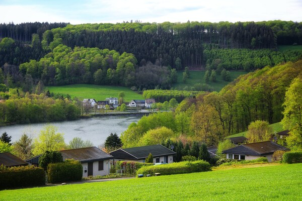 Foto van Rustige bungalow aan de Hennesee met terras - Vakantiehuis in Meschede-Hennesee - AreaSummer5KM