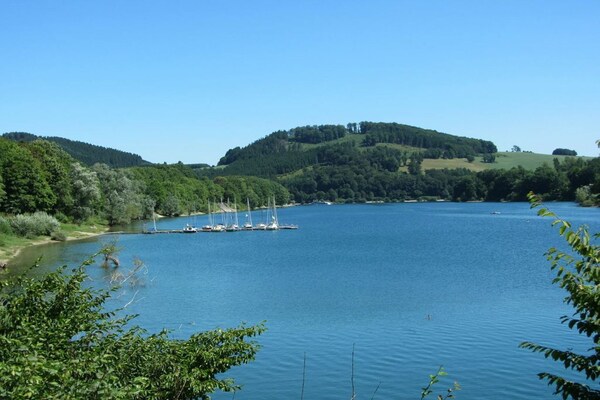 Foto van Rustige bungalow aan de Hennesee met terras - Vakantiehuis in Meschede-Hennesee - AreaSummer5KM