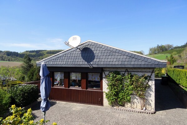 Foto van Rustige bungalow aan de Hennesee met terras - Vakantiehuis in Meschede-Hennesee - ExteriorSummer