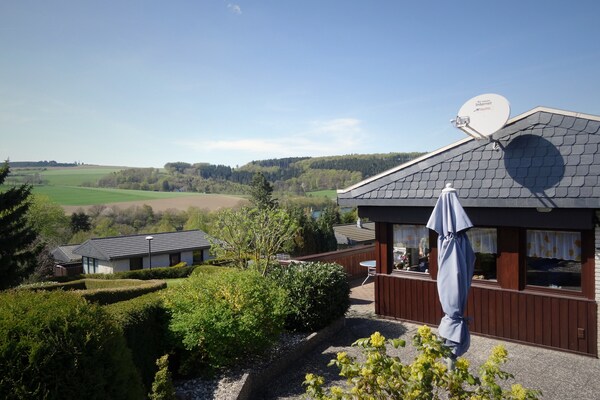 Foto van Rustige bungalow aan de Hennesee met terras - Vakantiehuis in Meschede-Hennesee - ExteriorSummer
