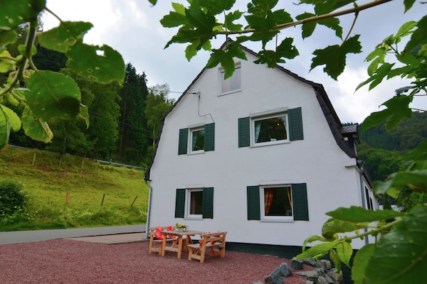 Foto van Ontspannend vakantiehuis - Vakantiehuis in Elpe - ExteriorSummer