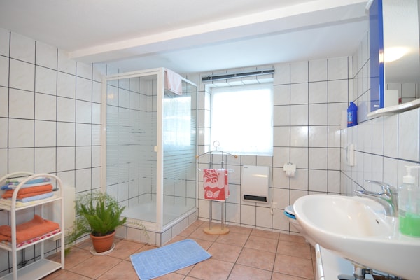 Foto van Neustadt 2BR met tuin - Vakantiehuis in Neustadt am Rennsteig - BathRoom
