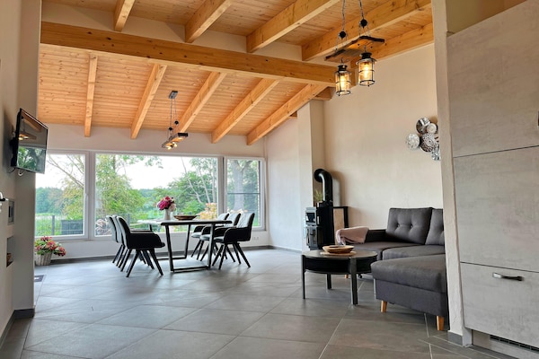 Foto van Vakantieappartement met eigen toegang tot het meer en een aanlegsteiger. - DiningRoom