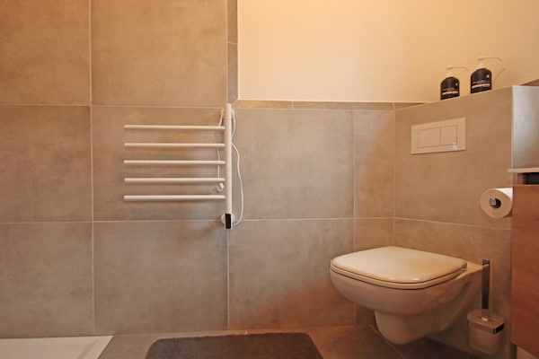 Foto van Vakantieappartement met eigen toegang tot het meer en een aanlegsteiger. - BathRoom