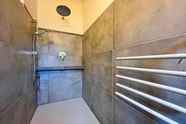 Foto van Vakantieappartement met eigen toegang tot het meer en een aanlegsteiger. - BathRoom