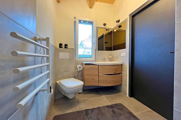 Foto van Vakantieappartement met eigen toegang tot het meer en een aanlegsteiger. - BathRoom
