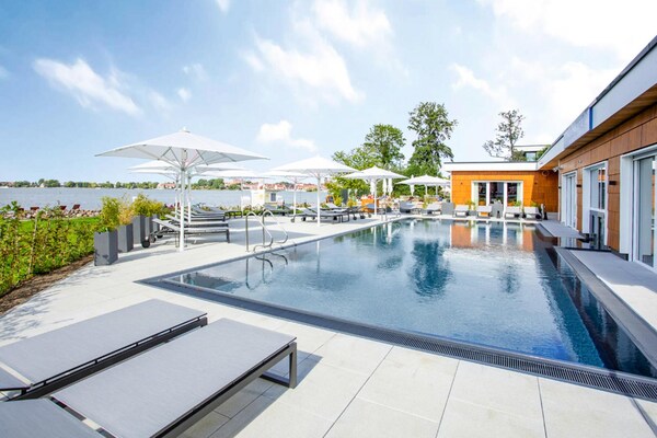 Foto van Appartementen in Maremuritz Yacht Harbour Resort - Vakantiehuis in Waren (Müritz) - Pool