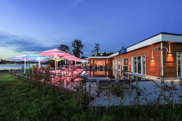 Foto van Appartementen in Maremuritz Yacht Harbour Resort - Vakantiehuis in Waren (Müritz) - Pool