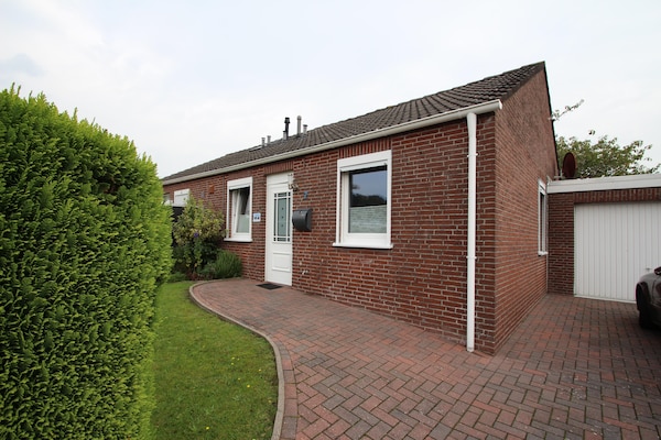 Foto van Bungalow in Berumbur, het strand van Norddeich - Vakantiehuis in Berumbur - ExteriorSummer