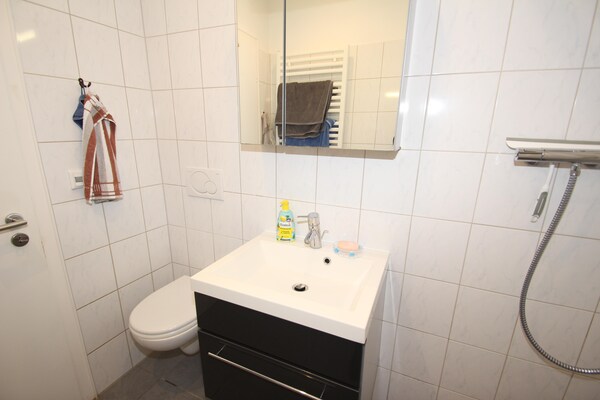 Foto van Bungalow in Berumbur, het strand van Norddeich - Vakantiehuis in Berumbur - BathRoom