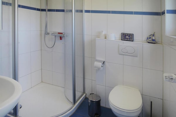 Foto van Vakantiehuis in Burhave vlakbij de zee - Vakantiehuis in Burhave - BathRoom