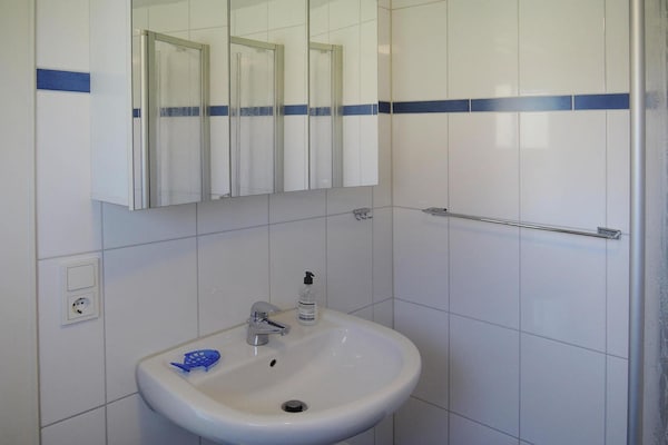 Foto van Vakantiehuis in Burhave vlakbij de zee - Vakantiehuis in Burhave - BathRoom