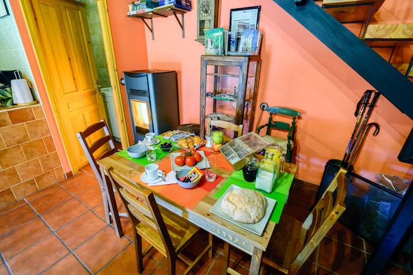 Foto van Rustig verblijf nabij de Luna-rivier - Vakantiehuis in Benllera, Carrocera, León - DiningRoom