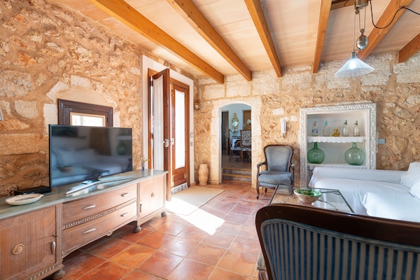 Foto van Villa in Manacor met zwembad en uitzicht - Vakantiehuis in Manacor, Illes Balears - LivingRoom