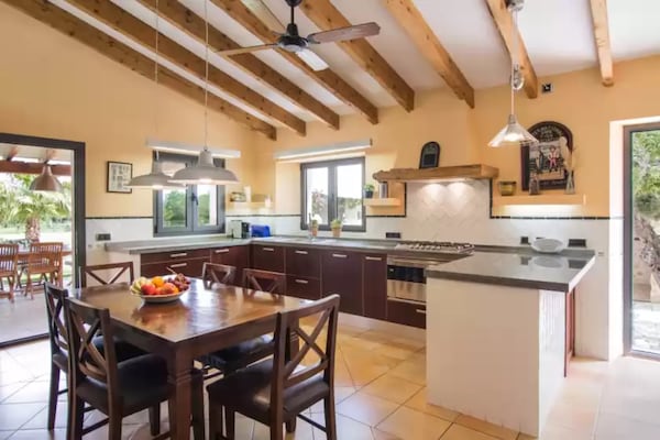 Foto van Rustieke charmevilla met zwembad - Vakantiehuis in Binibona (selva), Illes Balears - DiningRoom