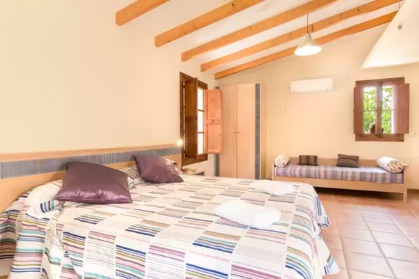 Foto van Rustieke charmevilla met zwembad - Vakantiehuis in Binibona (selva), Illes Balears - BedRoom