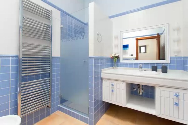 Foto van Rustieke charmevilla met zwembad - Vakantiehuis in Binibona (selva), Illes Balears - BathRoom