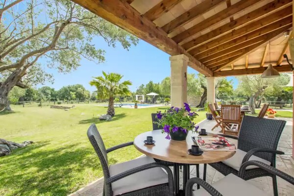 Foto van Rustieke charmevilla met zwembad - Vakantiehuis in Binibona (selva), Illes Balears - TerraceBalcony