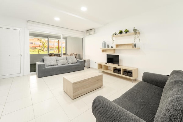 Foto van Appartement in Roses met zwembad en terras - Vakantiehuis in  - Untagged