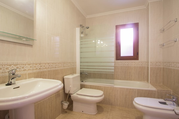 Foto van Modern vakantiehuis met privé zwembad - Vakantiehuis in Benidorm - BathRoom