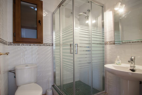 Foto van Modern vakantiehuis met privé zwembad - Vakantiehuis in Benidorm - BathRoom