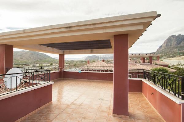 Foto van Modern vakantiehuis met privé zwembad - Vakantiehuis in Benidorm - TerraceBalcony