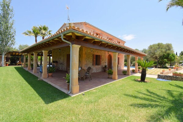 Foto van Villa in Muro met zwembad en tuin - Vakantiehuis in Muro, Islas Baleares - Untagged
