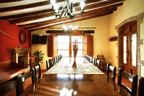 Foto van Landhuis in La Llacuna met zwembad en uitzicht - Vakantiehuis in La Llacuna - DiningRoom