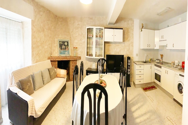 Foto van Vakantiehuis in Villamiel met uitzicht op de bergen - LivingRoom