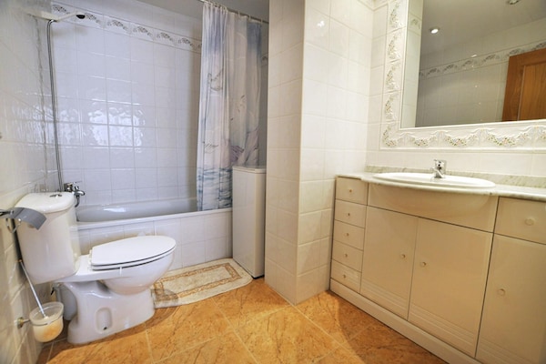 Foto van Appartement in Roses, 50 m van het strand - Vakantiehuis in Rosas / Roses - BathRoom