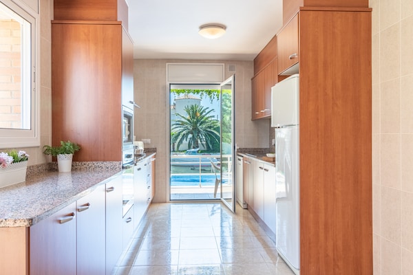 Foto van Villa in Empuriabrava met privézwembad - Vakantiehuis in Empuriabrava - Kitchen