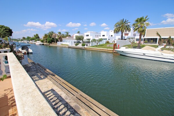 Foto van Elegante familievilla met zwembad en ligplaats - Vakantiehuis in Empuriabrava - Outdoor