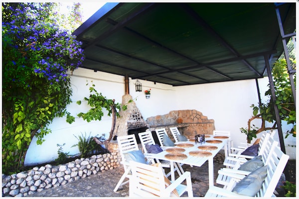 Foto van Landelijk huisje met zwembad - Vakantiehuis in Los Nogales - TerraceBalcony