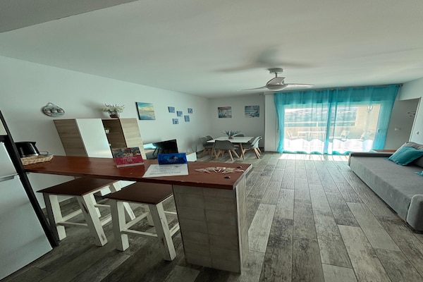 Foto van Appartement aan het strand met terras - Vakantiehuis in Benalmádena - LivingRoom