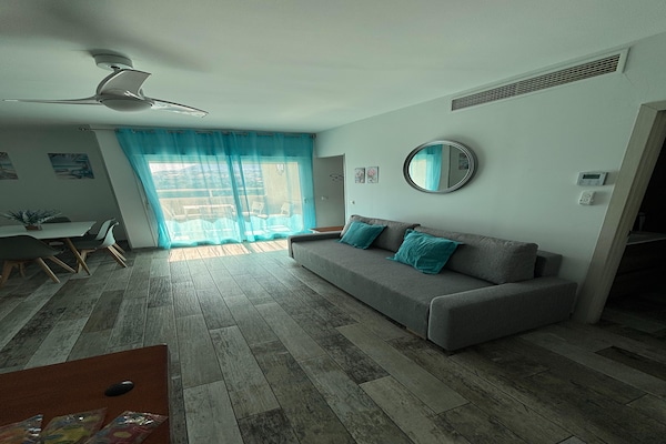 Foto van Appartement aan het strand met terras - Vakantiehuis in Benalmádena - LivingRoom