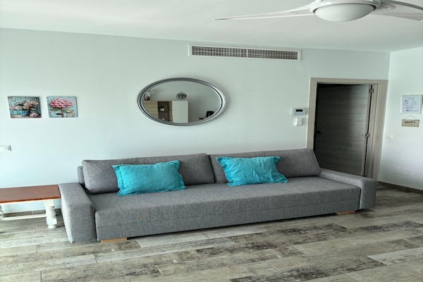 Foto van Appartement aan het strand met terras - Vakantiehuis in Benalmádena - LivingRoom