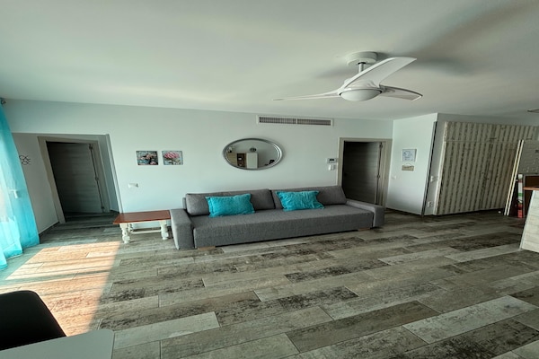 Foto van Appartement aan het strand met terras - Vakantiehuis in Benalmádena - LivingRoom