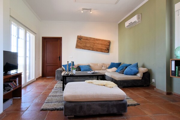 Foto van Villa met uitzicht op de Middellandse Zee - Vakantiehuis in Arenas - LivingRoom