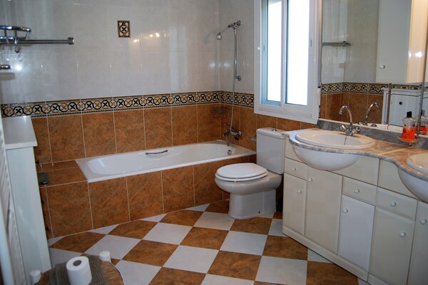 Foto van Appartement in Nerja bij Burriana Strand - Vakantiehuis in Nerja - BathRoom