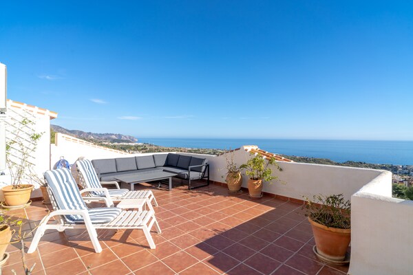 Foto van Appartement in Nerja met Zeezicht & Zwembad - Vakantiehuis in Nerja - terrace