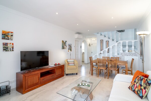 Foto van Vakantiehuis in Nerja met zeezicht - Vakantiehuis in Nerja - LivingRoom