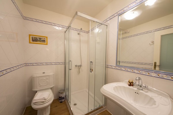 Foto van Landhuis in Cerdedo met privézwembad en tuin - Vakantiehuis in Cerdedo - BathRoom