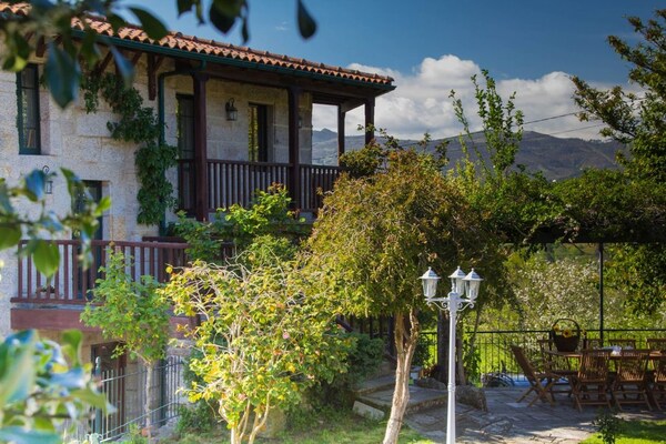 Foto van Landhuis in Cerdedo met privézwembad en tuin - Vakantiehuis in Cerdedo - ExteriorSummer