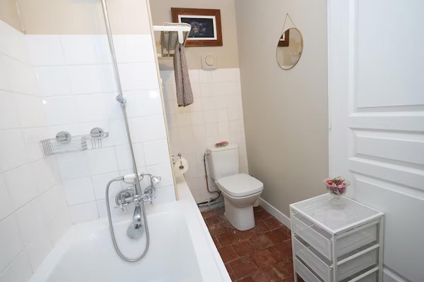 Foto van Gezellig kasteel met zwembad in Onlay - Vakantiehuis in Onlay - BathRoom