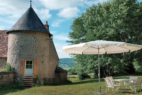 Foto van Gezellig kasteel met zwembad in Onlay - Vakantiehuis in Onlay - ExteriorSummer